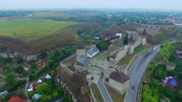 Antenne: Oud kasteel in Kamenetz-Podolskiy, Oekraïne. — Stockvideo