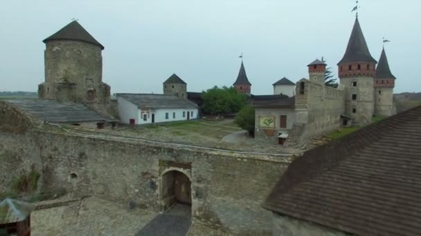 Antenne: Oud kasteel in Kamenetz-Podolskiy, Oekraïne. — Stockvideo