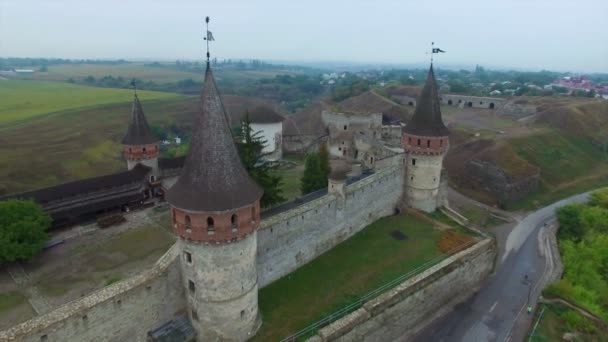 Antenne: Oud kasteel in Kamenetz-Podolskiy, Oekraïne. — Stockvideo