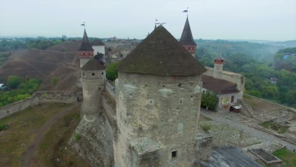 Antenne: Oud kasteel in Kamenetz-Podolskiy, Oekraïne. — Stockvideo