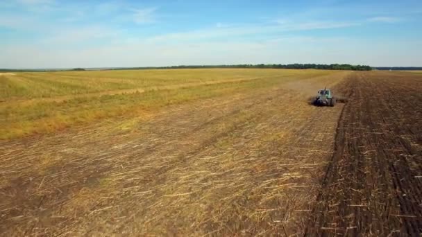 Aérea: Tractor arando el suelo — Vídeos de Stock