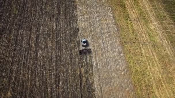 Aérea: Tractor arando el suelo. Vista superior . — Vídeos de Stock