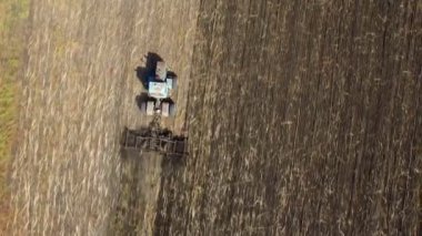 Anteni: traktör toprak çiftçilik. Üstten Görünüm.