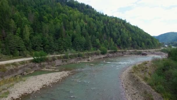 Antenn: flygning över berget river — Stockvideo