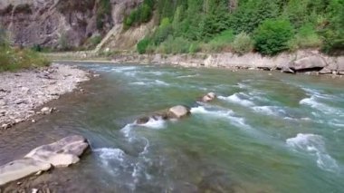 Anteni: uçuş river rapids üzerinde