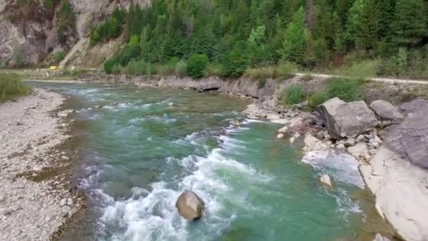 Antenne: vlucht over rivier rapids — Stockvideo