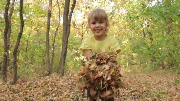 Petite fille vomit feuilles d'automne 