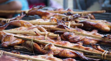 Kızarmış tavuk ocakta, kömürle pişiriliyor. Sokak yemeği. Tayland.