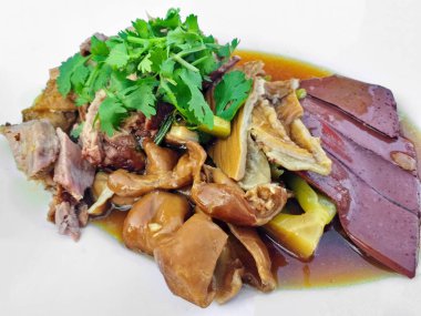 Haşlanmış domuz bağırsağı yakın çekim. Tayland 'da sokak yiyecekleri pazarı.