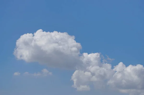 Blå Himmel Bakgrund Med Små Moln Bakgrund — Stockfoto