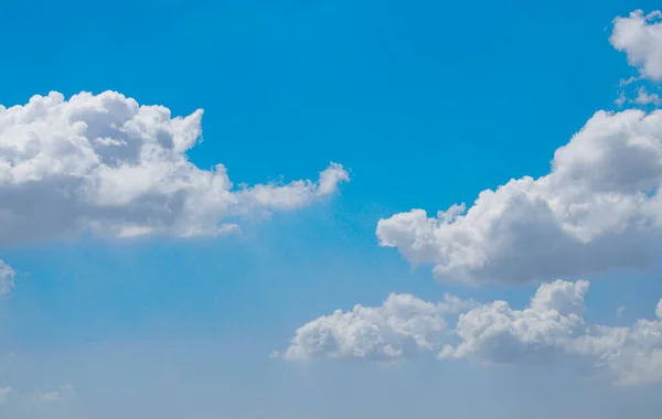 Biru Langit Latar Belakang Dengan Awan Kecil Latar Belakang — Stok Foto