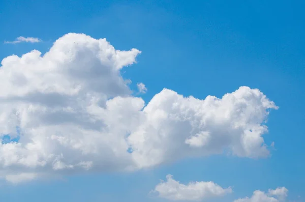 Céu Azul Fundo Com Nuvens Minúsculas Fundo — Fotografia de Stock