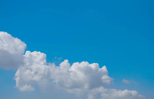 Blå Himmel Bakgrund Med Små Moln Bakgrund — Stockfoto