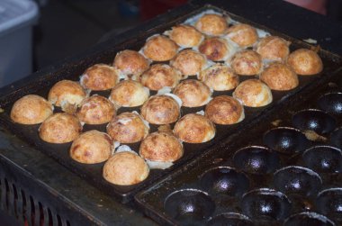 Takoyaki sıcak tavada pişmeden önce..