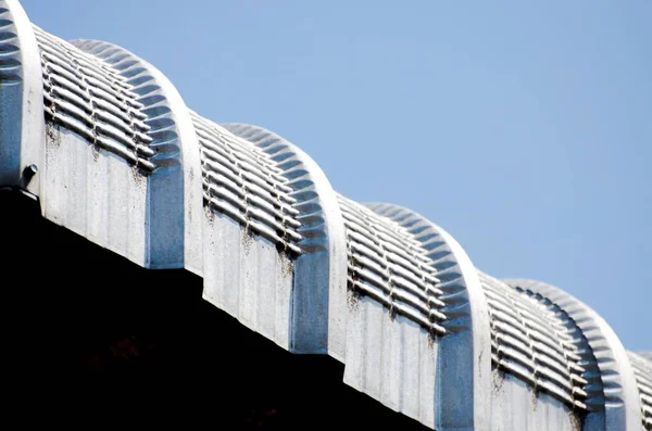 Metal levha çatısının kıvrımlı kenar kıvrımı.