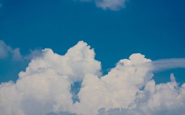 Mavi Gökyüzü ve Beyaz Bulutlar Arkaplan ve Dokular.