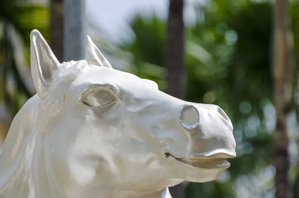 Bílá Tvář Koně Socha Rozmazaném Pozadí Zahradě — Stock fotografie