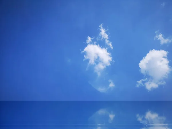 Langit Biru Dan Awan Putih Tercermin Pada Permukaan Air — Stok Foto