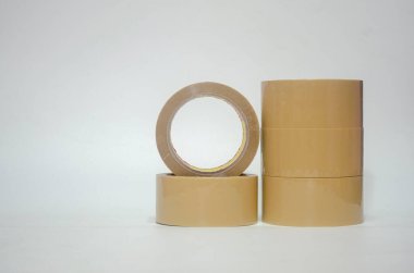 Beyaz arka planda kahverengi bant. Paket kutularını kapatmak için kullanılır.