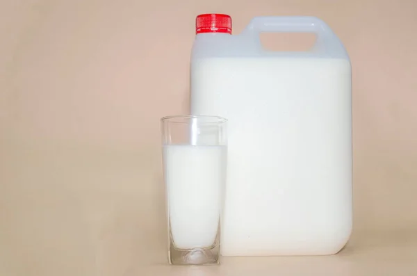 Taze süt, turuncu tonda beyaz plastik bir kapta paketlenir..