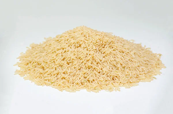 白い背景に玄米のヒープ 健康食品 — ストック写真