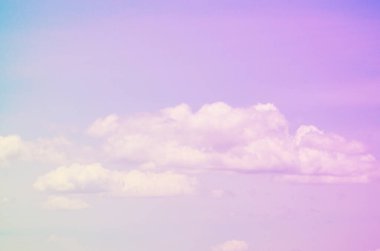 Gökyüzü ve Bulut güneş gününde pastel arkaplanlı.