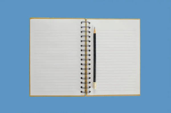 青の背景にあるノートと鉛筆 — ストック写真