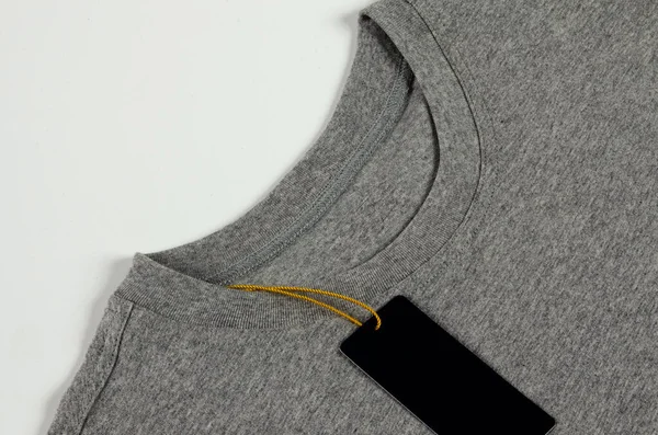 Beyaz arka planda gri tayfa boyun tişörtü.