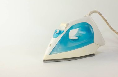 Beyaz arka planda elektrikli buharlı ütü. Metin için boş kopyalama alanı.