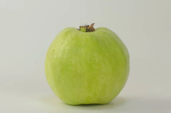 Grön Guava Frukt Vit Bakgrund Frukter Som Innehåller Mycket Vitamin — Stockfoto