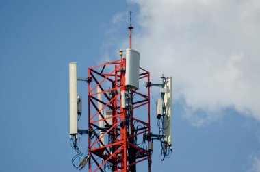 Gökyüzündeki telefon ve internet iletim kuleleri ve bulut arkaplanı.