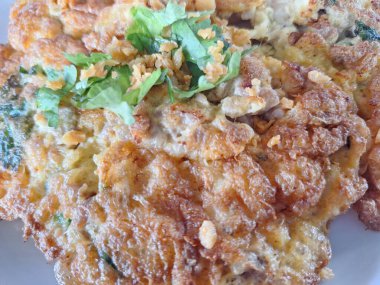 Lezzetli çıtır Tayland usulü kıymalı omlet sıcak servis ediliyor, otantik Asya mutfağı ve yemek fotoğrafçılığı için mükemmel..