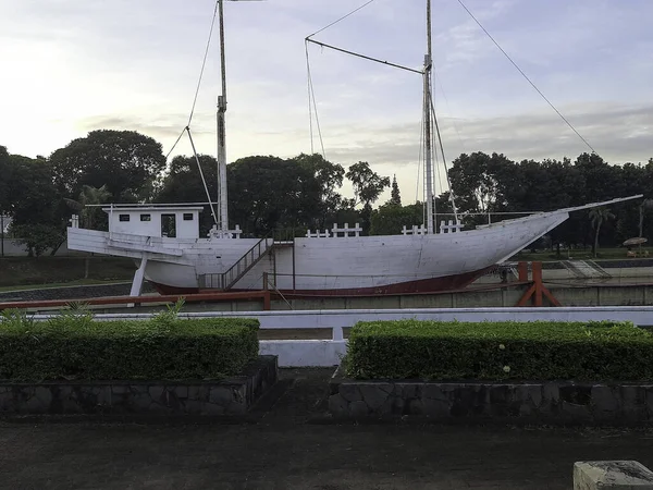 Κοντινό Πλάνο Ινδονησιακή Παραδοσιακή Εικόνα Ιστιοφόρου Πλοίου Phinisi — Φωτογραφία Αρχείου