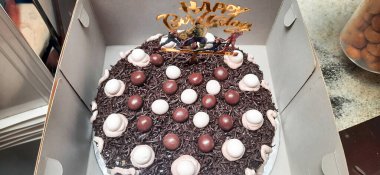 Siyah beyaz noktalı çikolatalı browniler.