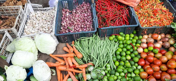 インドネシアの伝統的な市場で野菜 伝統的な公設市場 ロイヤリティフリーのストック写真