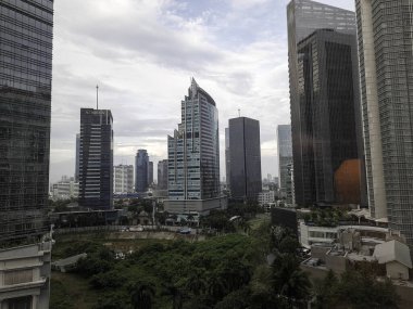 Yukarıdan, yüksek katlı bir ofis binasının manzarası. Endonezya 'daki iş merkezi