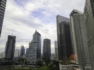 Yukarıdan, yüksek katlı bir ofis binasının manzarası. Endonezya 'daki iş merkezi