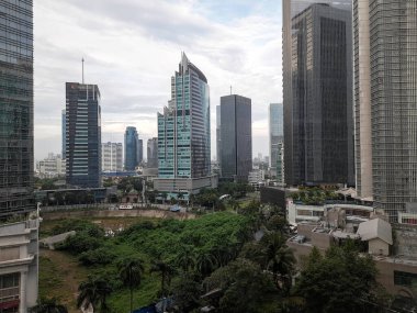 Yukarıdan, yüksek katlı bir ofis binasının manzarası. Endonezya 'daki iş merkezi