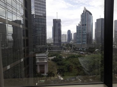 Yukarıdan, yüksek katlı bir ofis binasının manzarası. Endonezya 'daki iş merkezi