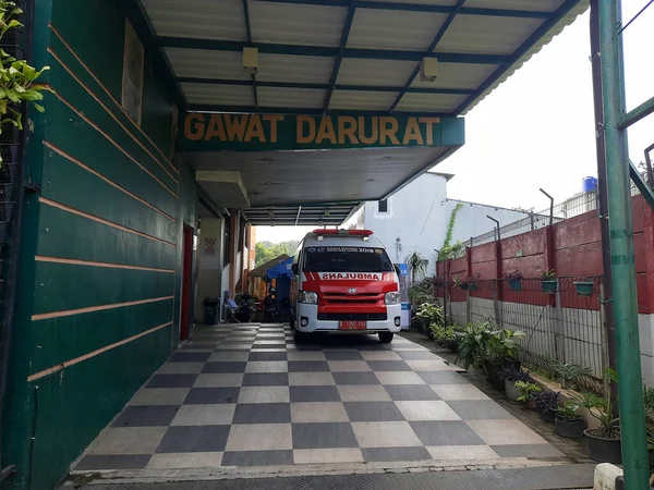 Hastaneye Beyaz Ambulans Park Ediyor — Stok fotoğraf