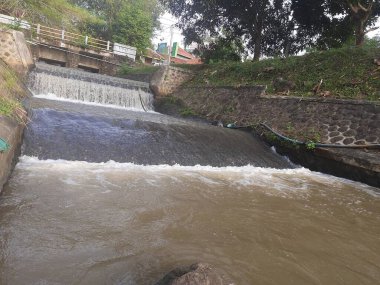 Sabahları nehir manzarası akar