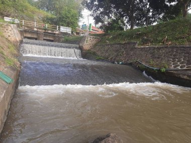 Sabahları nehir manzarası akar
