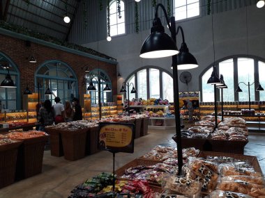 Pasta dükkanı ziyaretçileri. Covid 19 pandemik ziyaretçi maske takarken alışveriş merkezindeki çeşitli çeşnili kahve ve süt dükkanının ön dükkânı. 