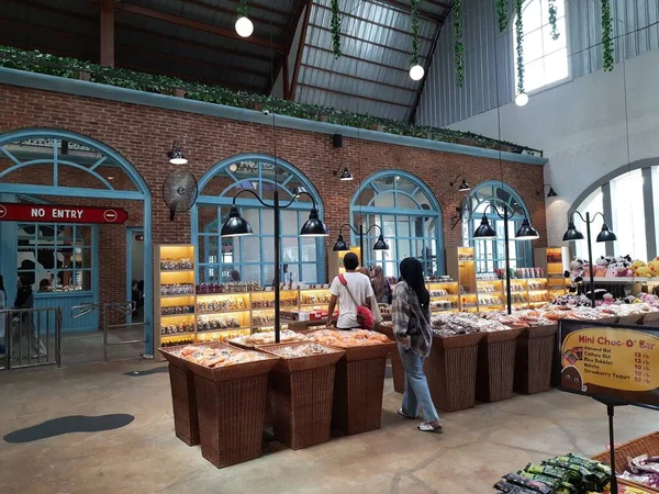 Visitantes Pastelería Café Leche Con Variedad Sabor Frente Tienda Tienda — Foto de Stock