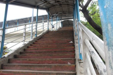 Jakarta 'da köprüden geçen insanlar. Yaya geçidi köprüsü