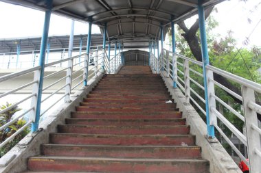 Jakarta 'da köprüden geçen insanlar. Yaya geçidi köprüsü