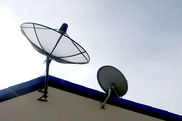 Satellit auf Dach. — Stockfoto