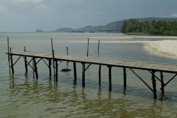 Ponte in legno per passeggiate sulla spiaggia . — Foto Stock