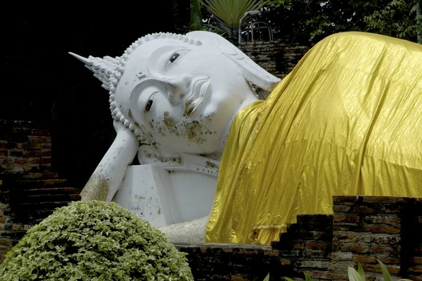 Лежащий Будда в клоне Ват Яй Чай Монг . — стоковое фото