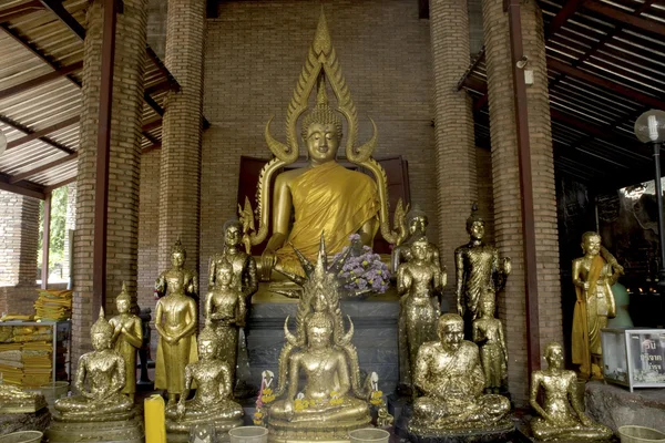 Groep van Boeddha in Wat Yai Chai Mongkol. — Stockfoto